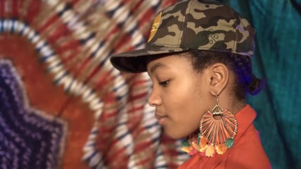 Fiatal afrikai lány visel álcázás katonai sapka pózol kecsesen az oldalán - Close Up Shot