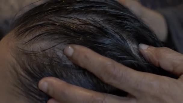 Mulher Asiática Jovem Recebendo Óleo Massageado Seu Couro Cabeludo Cabelo — Vídeo de Stock