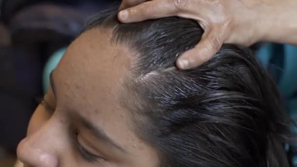 Joven Asiática Recibiendo Aceite Masaje Cuero Cabelludo Cabello Primer Plano — Vídeos de Stock