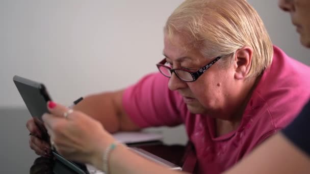 Idősebb Hölgy Szemüveggel Mutatják Meg Hogyan Kell Használni Internetet — Stock videók