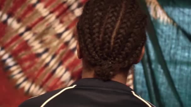 Afričanky Dívka Pózuje Cornrows Účes Pozpátku Swag — Stock video