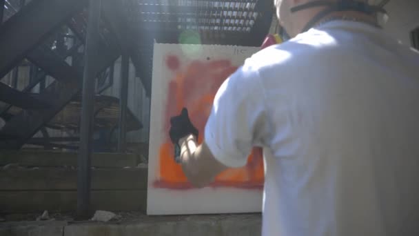 Ein Maler Macht Eine Abstrakte Kunst Auf Einem Weißen Holzbrett — Stockvideo