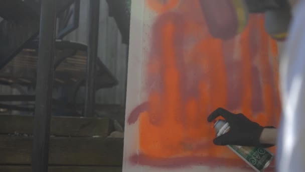一个男人拿着喷涂油漆坚定地按喷口喷涂更多油漆使颜色变暗 — 图库视频影像