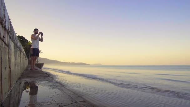 Homem Filmando Com Telefone Khao Lak South Beach Sunrise Endless — Vídeo de Stock