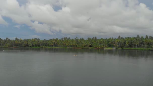 Drone Shot Indien Ans Pagayant Sur Kayak Avec Des Engins — Video
