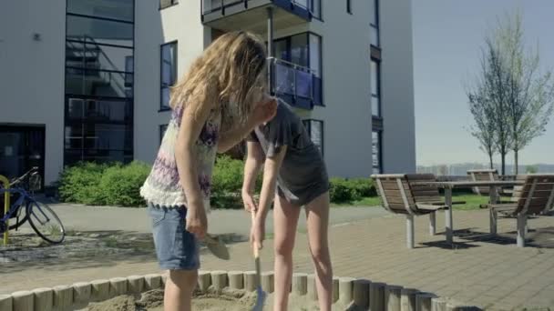 Twee Meisjes Hebben Plezier Spelen Rond Het Zand — Stockvideo