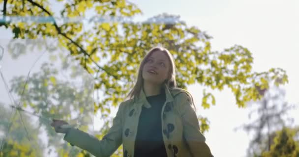 Ung Flicka Med Ett Transparent Paraply Dans Stora Träd — Stockvideo