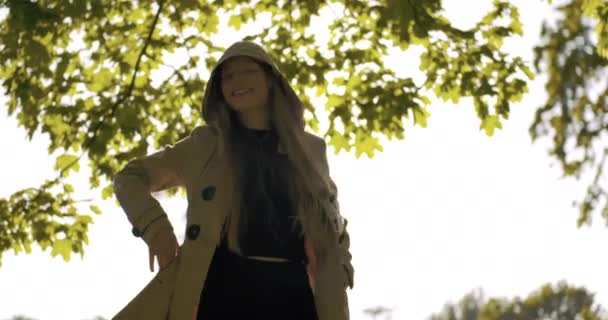Junge Attraktive Dame Tanzt Unter Großem Baum Einem Sonnigen Frühlingstag — Stockvideo