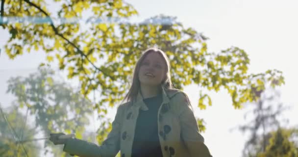 Genç Çekici Bir Bayan Güneşli Bir Bahar Gününde Şeffaf Bir — Stok video
