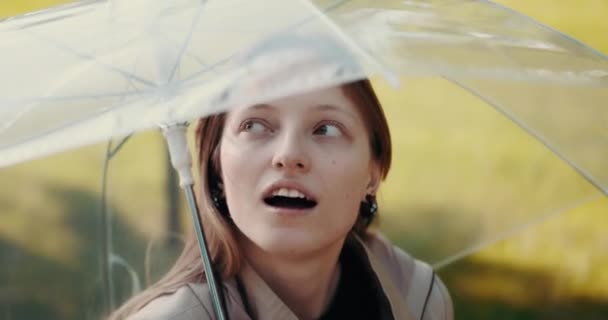 Młoda Dziewczyna Przezroczystym Parasolem Patrząca Niebo Czekająca Przestanie Padać — Wideo stockowe