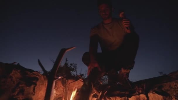 Homem Caucasiano Movendo Log Madeira Morta Firepit Céu Claro Brilhante — Vídeo de Stock