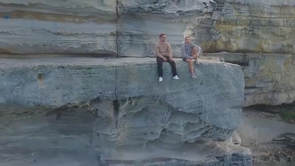 Друзі Сидять Краю Скелі Тішаться Прекрасним Морським Пейзажем Австралії — стокове відео