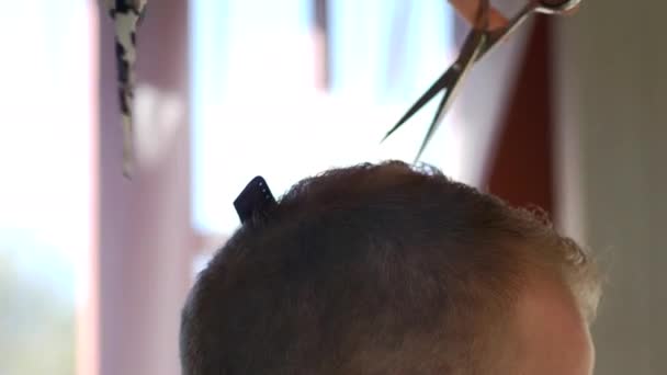 Primer Plano Tiro Peluquería Corte Pelo Corto Hombre — Vídeos de Stock