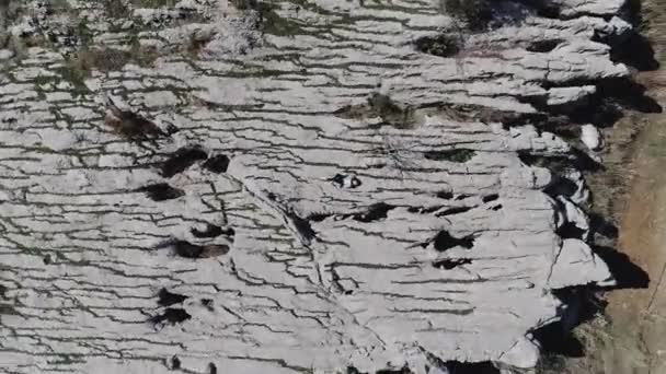 Persona Caucasica Sdraiata Paesaggio Accidentato Ruvido Guardando Verso Cielo Filatura — Video Stock