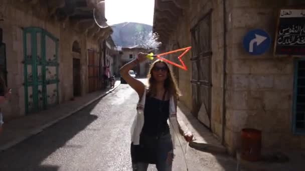 Amis Libanaises Caucasiennes Jouant Avec Des Bulles Dans Rue Village — Video