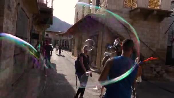 Amigos Libaneses Caucásicos Jugando Afuera Con Burbujas Calle Del Pueblo — Vídeo de stock