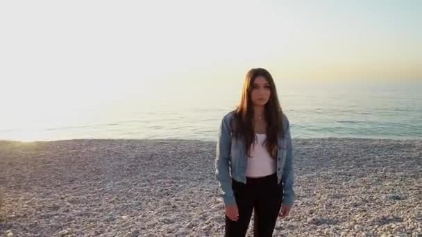 Donna Caucasica Piedi Sulla Spiaggia Rocciosa Riva Mare Luminoso Sole — Video Stock