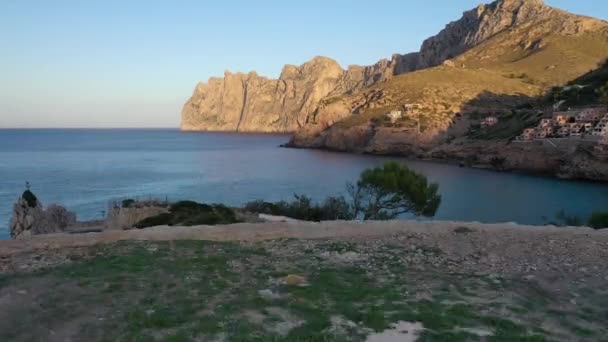 Drone Voando Atrás Viajante Revelando Bela Natureza Mallorca Drone Dolly — Vídeo de Stock