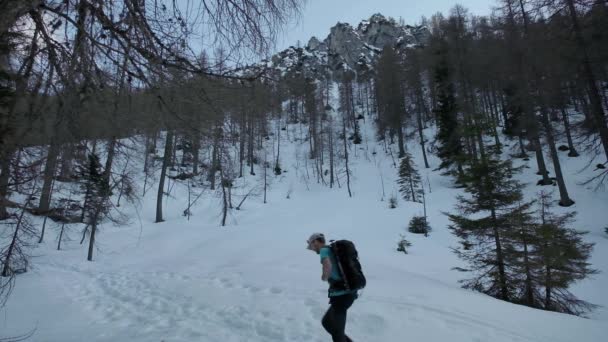 Пытаюсь Идти Глубоком Снегу Тонуть Верхнем Слое Снега Черным Рюкзаком — стоковое видео