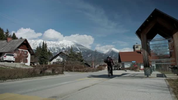 Cykla Genom Byn Zazip Med Karavanke Alperna Bakgrunden Och Stol — Stockvideo