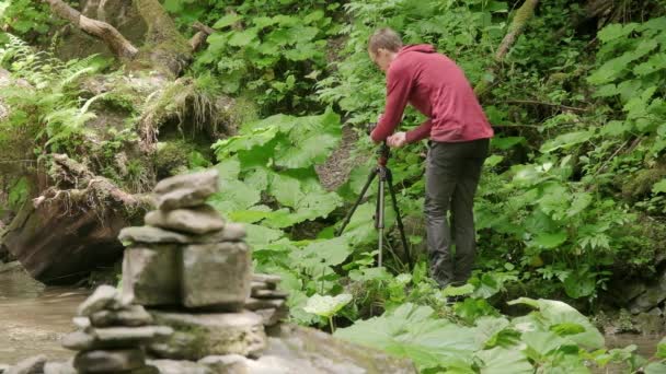 Fotógrafo Poniendo Cámara Trípode Configurándose Para Capturar Una Foto Naturaleza — Vídeos de Stock