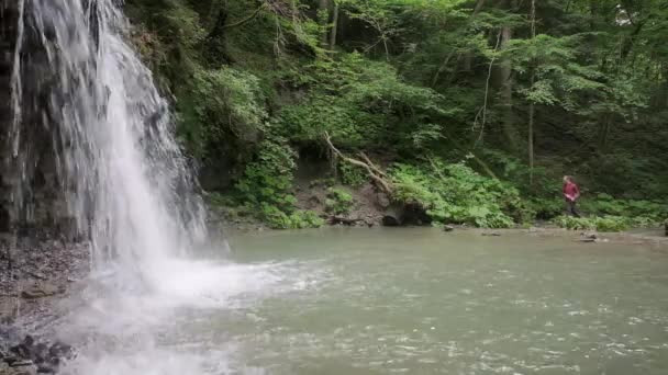 Wodospad Pierwszym Planie Basen Fotografem Przechodzącym Przez Krzaki Ustawić Swój — Wideo stockowe