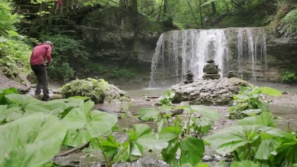 Fotograf Beim Versuch Einen Felsen Vordergrund Mit Dem Wasserfall Hintergrund — Stockvideo