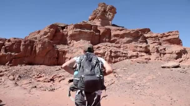 Aventurero Con Mochila Caminando Través Del Desierto Árido Valle Del — Vídeo de stock