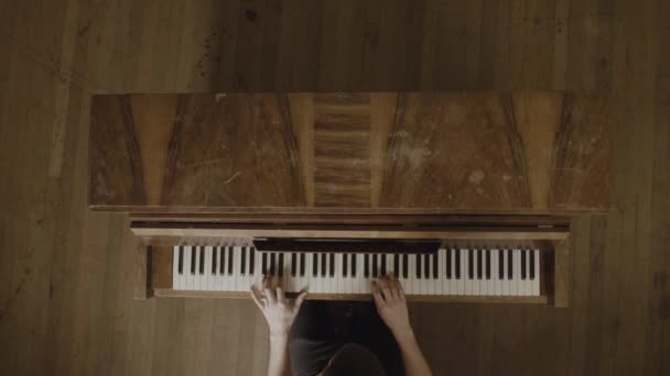 Egy fiatalember zongorázik - felülnézet