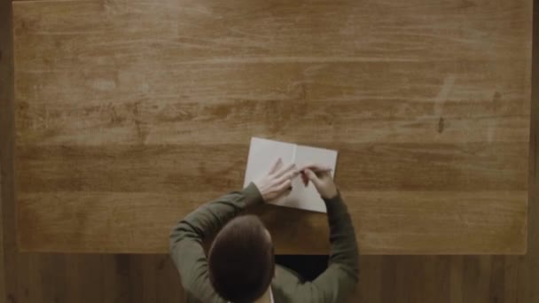 Homem Escrevendo Suas Notas Seu Diário Uma Mesa Madeira Top — Vídeo de Stock