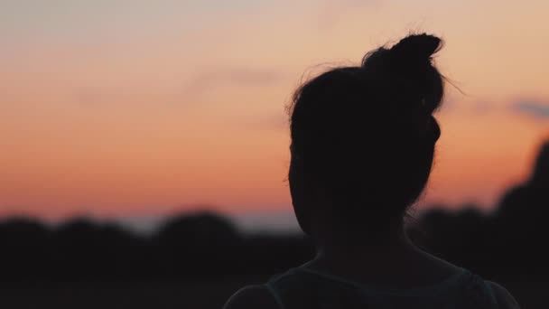 Órbita Detrás Una Mujer Mirando Sunset Field Medium Shot Borehamwood — Vídeo de stock