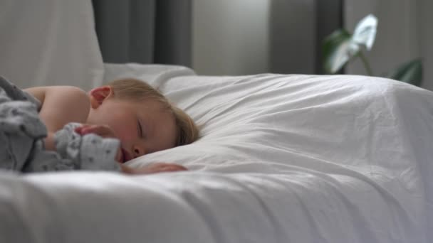 Krankes Kind Schlafend Auf Der Couch — Stockvideo
