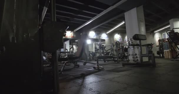 Corona Virüsü Sırasında Boş Bir Fitness Stüdyosunu Gösteren Geniş Sinematik — Stok video