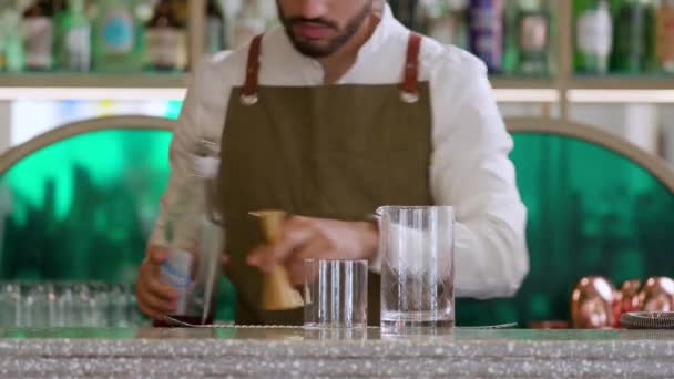 Barman Umisťuje Míchané Sklo Koktejlové Sklo Barman Nalévá Červené Hořké — Stock video