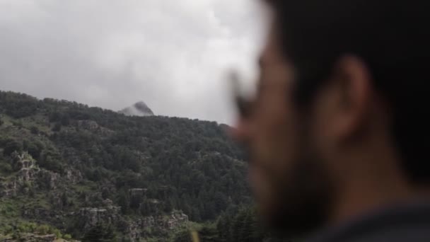 Gros Plan Flou Homme Regardant Dessus Forêt Cèdres Tannourine Liban — Video