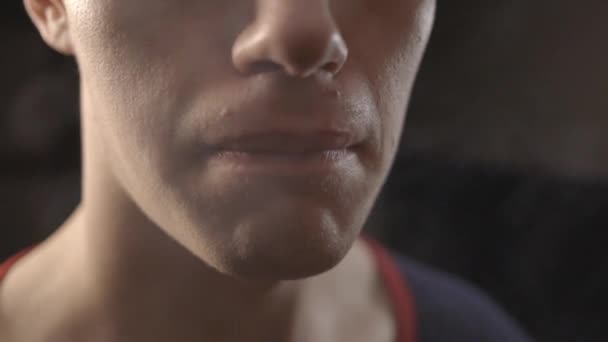 男の鼻と口から出てくる蒸気煙 クローズアップ — ストック動画