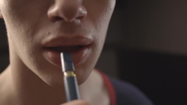 口の中にヴェイプペンのマウスピースの先端を入れる男 クローズアップショット — ストック動画