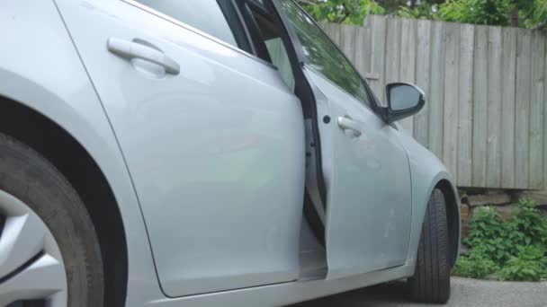 Jonge Blanke Man Opent Deur Laat Zijn Grijze Auto Achter — Stockvideo