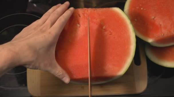 Hand Hält Eine Halb Aufgeschnittene Wassermelone Halber Länge Mit Einem — Stockvideo