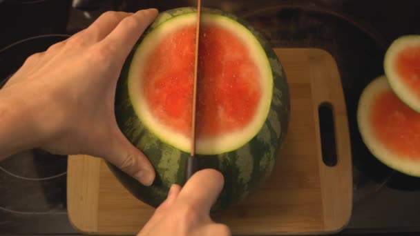 Die Ganze Wassermelone Mit Einem Küchenmesser Halbieren Das Auf Einem — Stockvideo