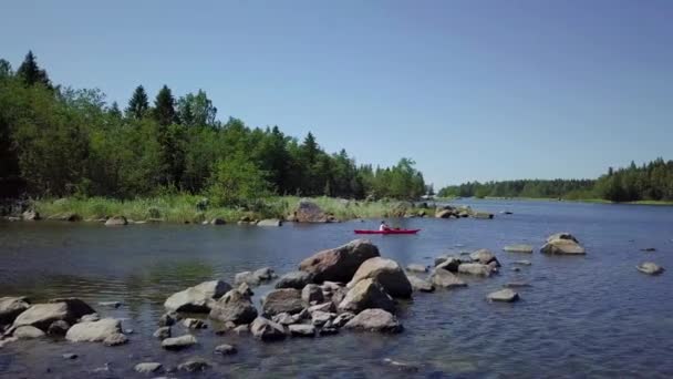 Vrouw Kind Kajakken Prachtige Scandinavische Natuur Ondiepe Rotsachtige Wateren Antenne — Stockvideo