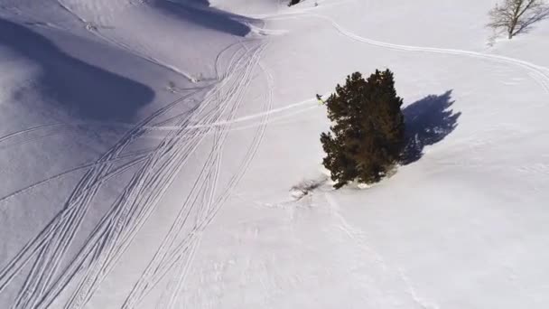 Landschappelijk Uitzicht Sneeuwscooter Trekken Skiër Witte Sneeuw Bedekte Berg Zonnige — Stockvideo