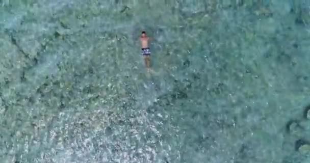Bird View Young Man Genietend Van Kristalhelder Water Palms Island — Stockvideo