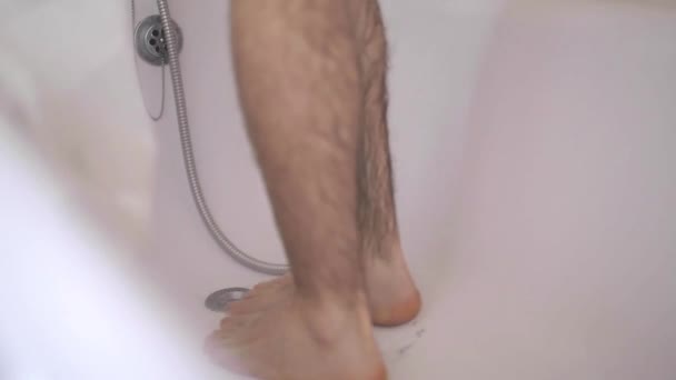 Gambe Ravvicinate Nella Vasca Bagno Uomo Che Doccia Bagno Colpo — Video Stock