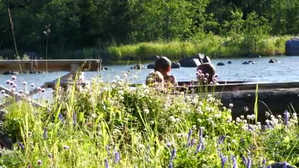 Slomo Casserole Enfants Heureux Jouant Dans Bain Extérieur Par Lac — Video