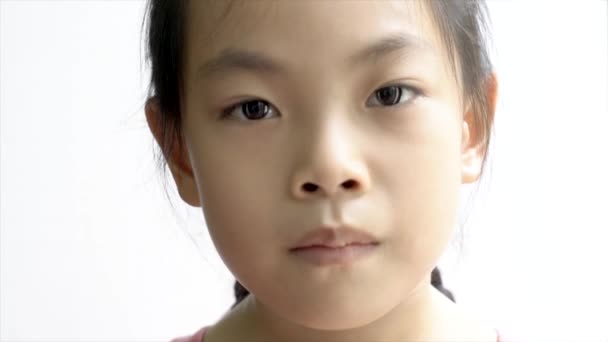 Κοντινό Σχολείο Χαριτωμένο Κορίτσι Ασίας Ευρέως Χαμογελώντας Δείχνουν Χάνουν Μπροστά — Αρχείο Βίντεο