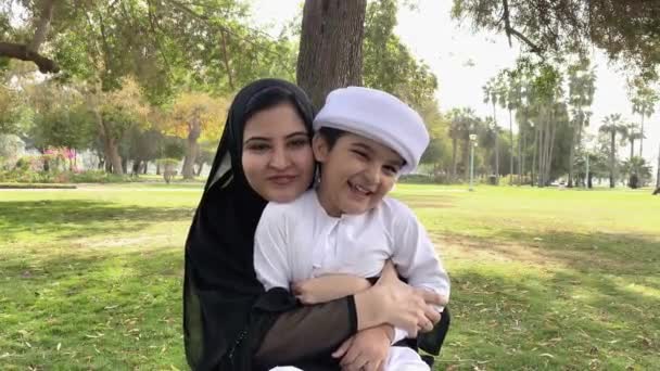 阿拉伯酋长国母亲和阿拉伯儿子 阿巴亚的女人和坎朵拉的小男孩中东家庭在一起的时间 — 图库视频影像