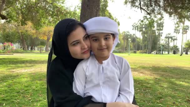 Emirati Mother Abaya Son Arab Woman Together Her Young Boy — Stock Video