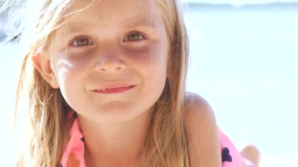 Πορτρέτο Του Είδους Καυκάσιος Κορίτσι Χαμογελά Στην Κάμερα Bokeh Καλοκαίρι — Αρχείο Βίντεο