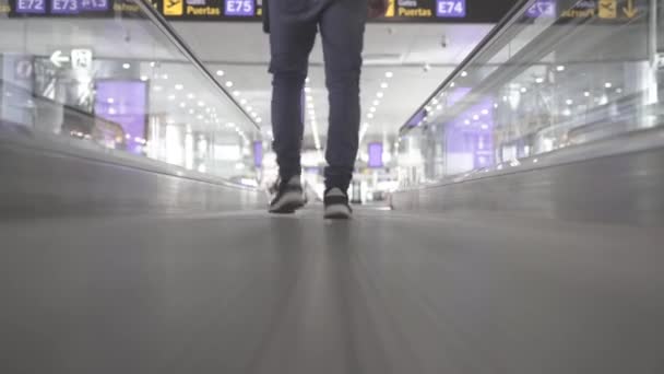 Voyageur Marchant Travers Hall Aéroport Angle Bas — Video